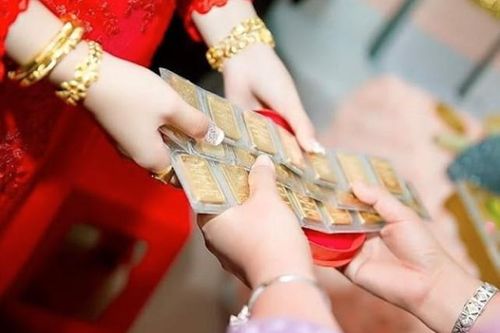 Được mừng cưới 2 chỉ vàng giá 8 triệu đồng từ 4 năm trước, mừng lại 8 triệu ở năm nay thì có sai với bạn không?