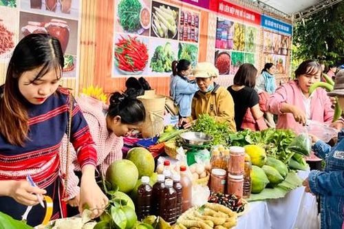 Kết nối các sản phẩm nông sản với Phiên chợ quê cuối năm