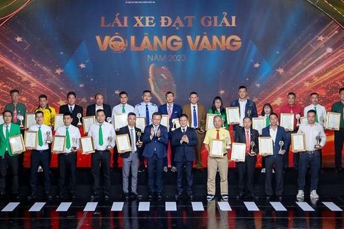 2 nữ tài xế đoạt giải thưởng 'Vô lăng vàng' năm 2023