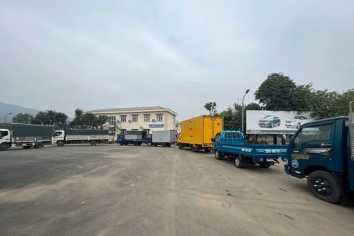 Xe xếp hàng dài chờ đến lượt tại Trung tâm đăng kiểm duy nhất Hòa Bình dịp cuối năm