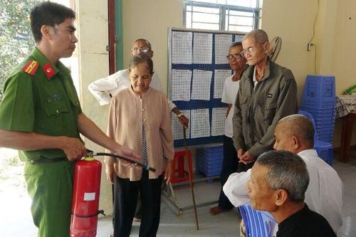 Tặng 80 bình chữa cháy cho người dân Khmer huyện Tri Tôn