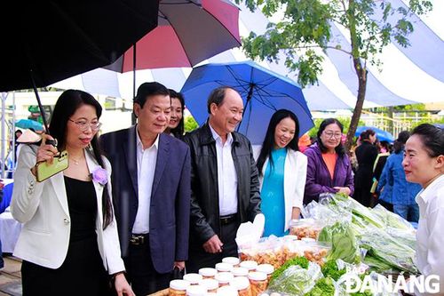 Rộn ràng phiên chợ quê, trưng bày nông sản địa phương