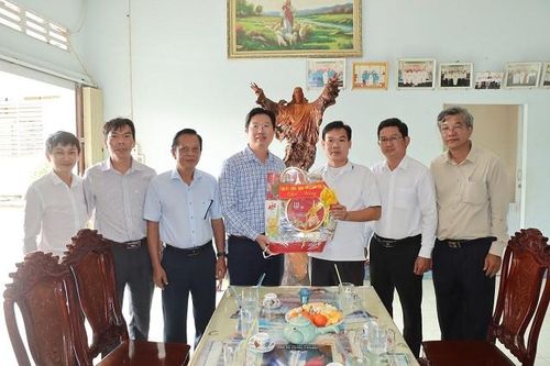 Phó Chủ tịch UBND tỉnh Huỳnh Minh Tuấn thăm, chúc mừng Lễ Giáng sinh