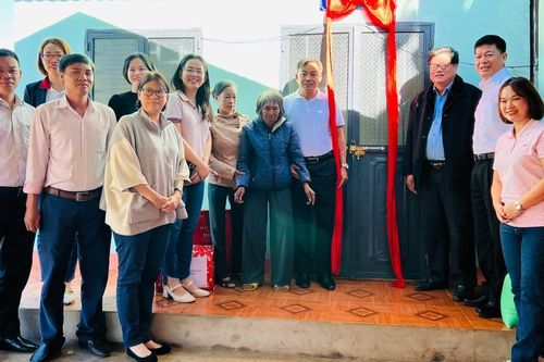 Gia Lai: Bàn giao nhà 'Đại đoàn kết' cho gia đình có công với cách mạng và tặng học bổng cho học sinh khó khăn