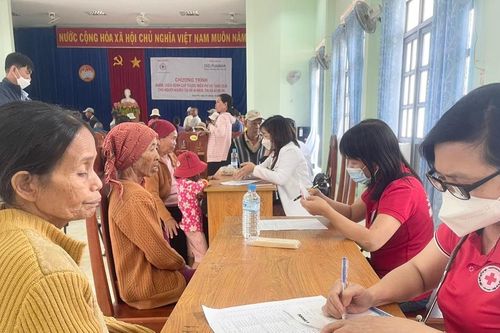 Khám bệnh, phát thuốc miễn phí cho người nghèo thị xã Ayun Pa