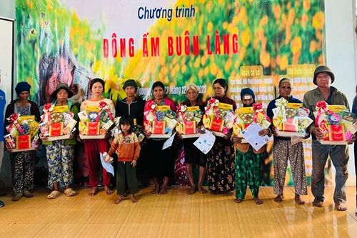 Tặng quà, khám bệnh miễn phí cho người dân xã Bờ Ngoong