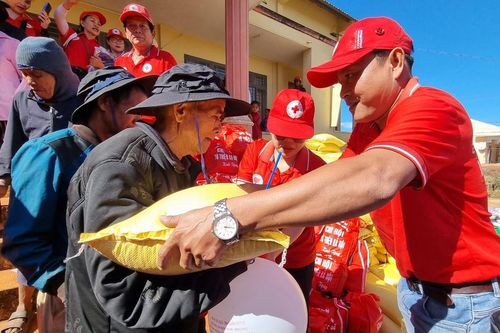 Chư Sê: Tặng quà người nghèo và học sinh có hoàn cảnh khó khăn