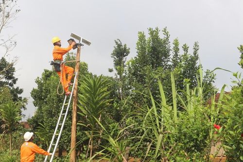 Lắp đặt công trình 'Thắp sáng đường quê' tại làng Điện Biên