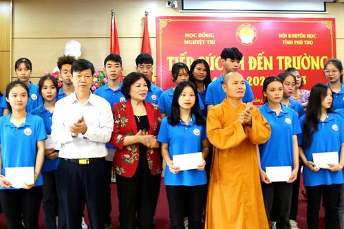 Học bổng Nguyệt Trí tiếp sức cho học sinh đến trường