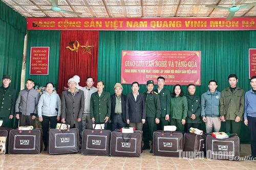 Tặng 90 suất quà cho cựu chiến binh và học sinh nghèo huyện Yên Sơn