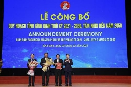 Phó Thủ tướng Chính phủ Lê Minh Khái trao Quyết định phê duyệt Quy hoạch tỉnh Bình Định