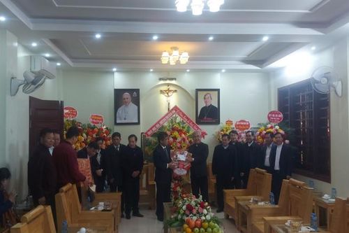Quảng Bình: Lãnh đạo tỉnh thăm, chúc mừng các chức sắc và đồng bào Công giáo nhân dịp lễ Giáng sinh
