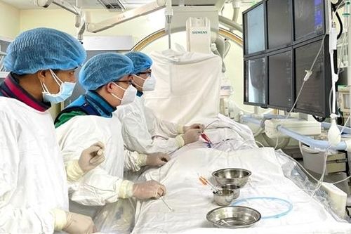 Cứu sống nam sinh nguy kịch do bị bạn học dùng dao đâm vào cổ