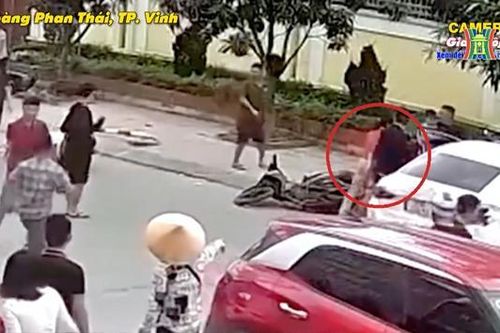 Ô tô mất kiểm soát gây náo loạn đường phố