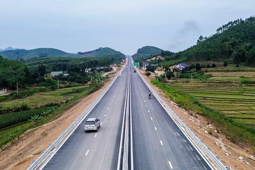 Cận cảnh tuyến đường cao tốc gần 4.000 tỷ đồng sát ngày thông xe