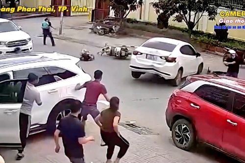 Nữ tài xế mất kiểm soát, ô tô gây náo loạn đường phố