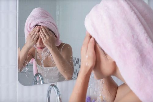 Điều gì sẽ xảy ra nếu không rửa mặt vào buổi tối?