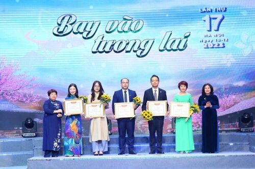 Novartis Việt Nam nhận bằng khen vì đóng góp cho dự án tiếp sức trẻ teo cơ tủy