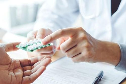 Nên uống thuốc trị tăng huyết áp vào buổi sáng hay buổi tối?