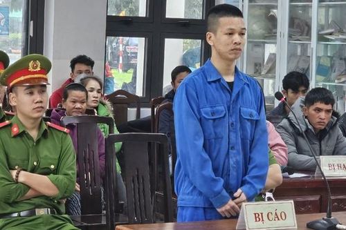 10 năm tù cho đầu bếp chém người