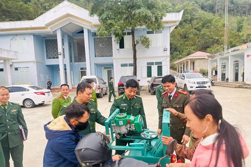 Hội Phụ nữ Bộ Công an thực hiện chương trình 'Đồng hành cùng phụ nữ biên cương' năm 2023
