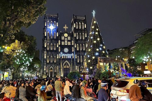 Hà Nội lung linh, rực rỡ sắc màu đón Giáng sinh