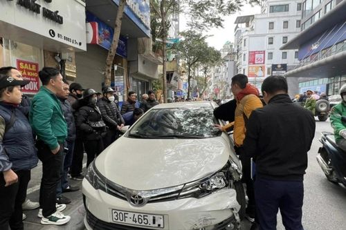 Hà Nội: Tài xế ô tô... buồn ngủ, hất văng người lên nóc xe