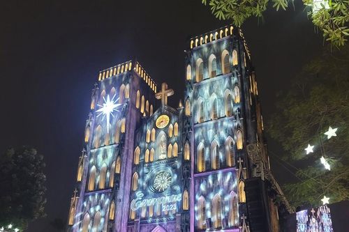 Hàng nghìn người đổ về Nhà thờ Lớn đón Giáng sinh