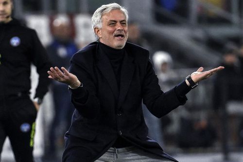 Phản ứng của Mourinho khi Napoli nhận hai thẻ đỏ