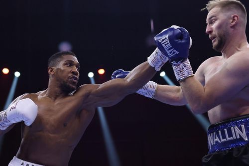 Anthony Joshua thắng sau khi khiến đối thủ vỡ mũi