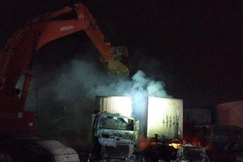 Hải Phòng: Bà hỏa thiêu rụi nhiều xe container trong đêm