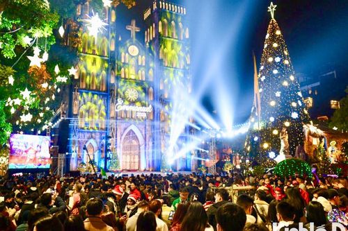 Hà Nội: Người dân thích thú vui chơi đón Giáng sinh