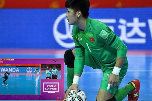 Thủ môn ĐT Việt Nam suýt lập siêu phẩm ở World Cup, bị từ chối bởi công nghệ hỗ trợ trọng tài