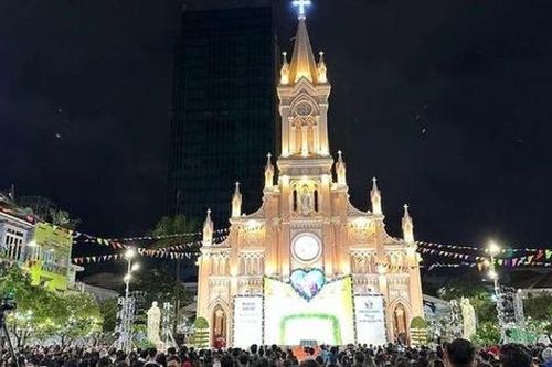 Người dân vui đón Noel trong thanh bình và hoan hỉ