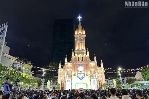 Đà Nẵng: Người dân, du khách tận hưởng đêm Giáng sinh an lành