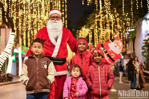 Không khí Noel rộn ràng khắp đường phố Hà Nội
