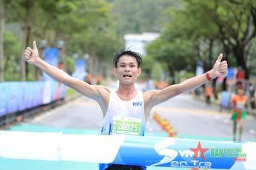 Hơn 1.500 người chạy chinh phục bán đảo Sơn Trà