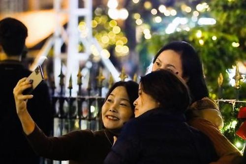 Nhà Thờ Lớn thu hút sinh viên tới check-in trước thềm Lễ Giáng sinh