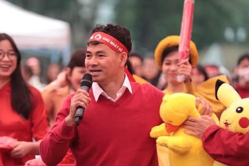 NSƯT Xuân Bắc, ca sĩ Ngọc Khuê 'cháy' cùng hàng trăm sinh viên ở 'Chủ Nhật Đỏ'