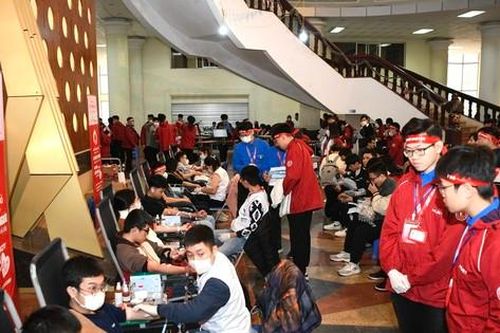 Sinh viên xếp hàng dài chờ hiến máu ở 'Chủ Nhật Đỏ 2024'