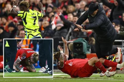 Va chạm 'kỳ lạ' với HLV Jurgen Klopp, cầu thủ Liverpool... gãy xương