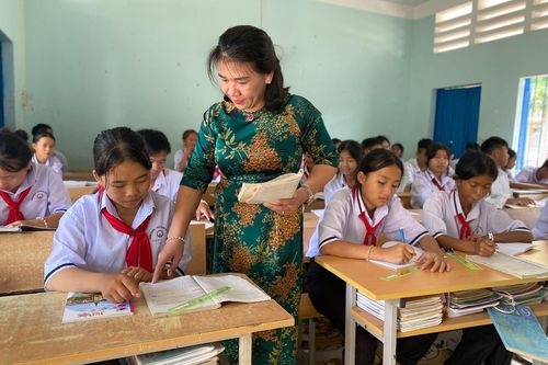 Nhen nhóm hạnh phúc tới trường bằng tình yêu thương và sẻ chia