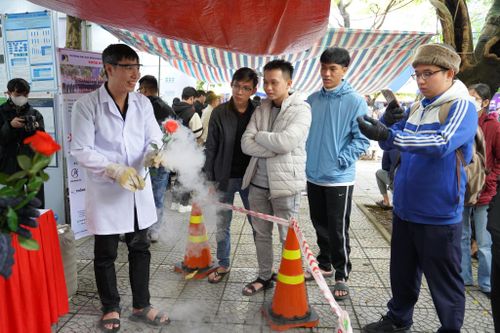 Trường đại học đưa triển lãm công nghệ của sinh viên đến với học sinh phổ thông