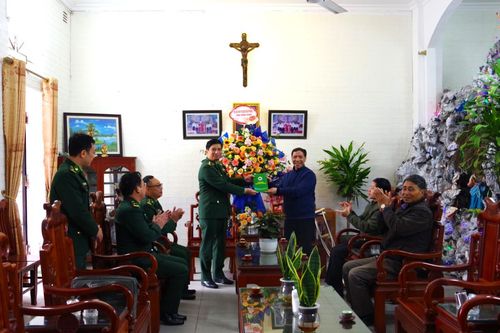 Các đơn vị BĐBP chúc mừng các giáo xứ và giáo dân nhân dịp Giáng sinh năm 2023