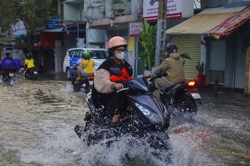 Diễn biễn triều cường ở TPHCM dịp Giáng sinh và đón năm mới