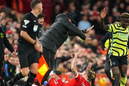 Hậu vệ Liverpool gãy xương quai xanh sau va chạm hy hữu với HLV Jurgen Klopp