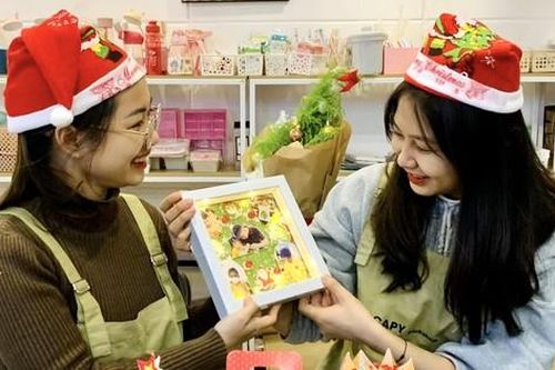 Bạn trẻ tự tay làm quà Giáng sinh tặng người 'đặc biệt'