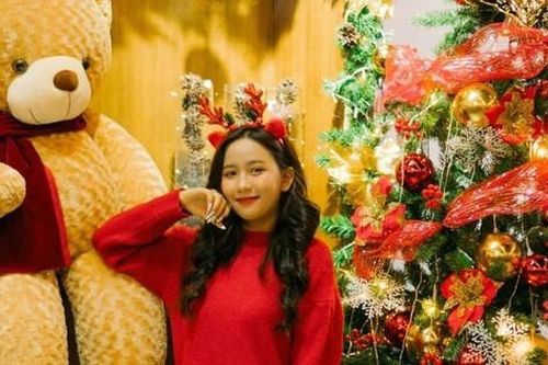 Các cô gái 'lên đồ' cực chất chụp ảnh ở quán cà phê lung linh sắc màu Giáng sinh