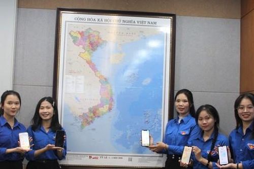 Bạn trẻ thích thú trải nghiệm bản đồ Tổ quốc AR