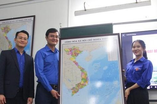 T.Ư Đoàn tặng bản đồ cho trường học, nhà trưng bày Hoàng Sa